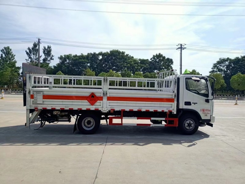 福田奧鈴5.2米氣瓶運(yùn)輸車(chē)
