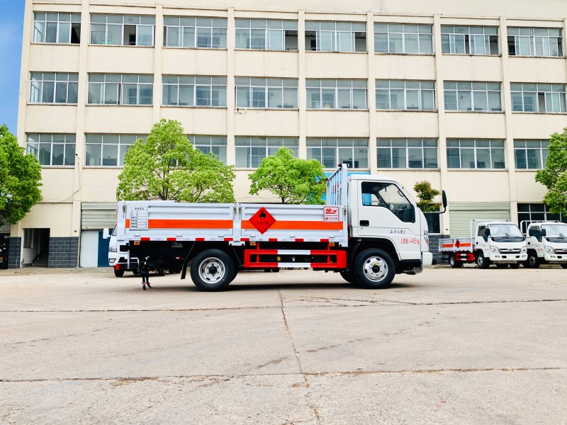 小卡之星3.8米氣瓶運(yùn)輸車