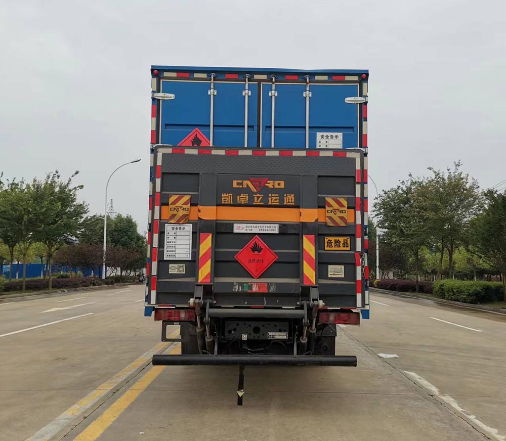 重汽汕德卡9米6易燃液體廂式運輸車