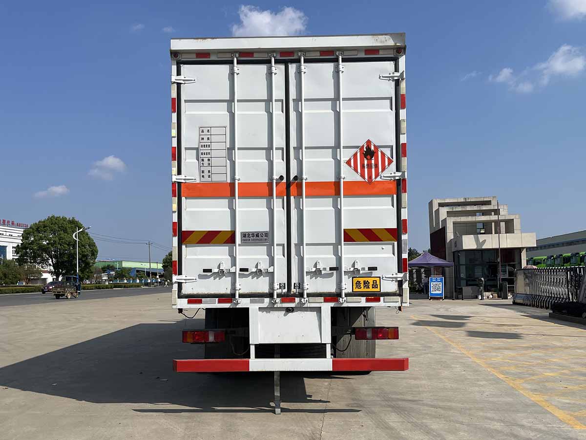 重汽汕德卡9米6易燃固體廂式運輸車